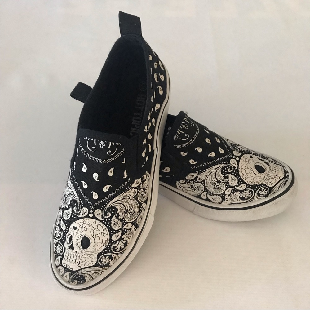 Hot Topic Skull shoes women’s size 5